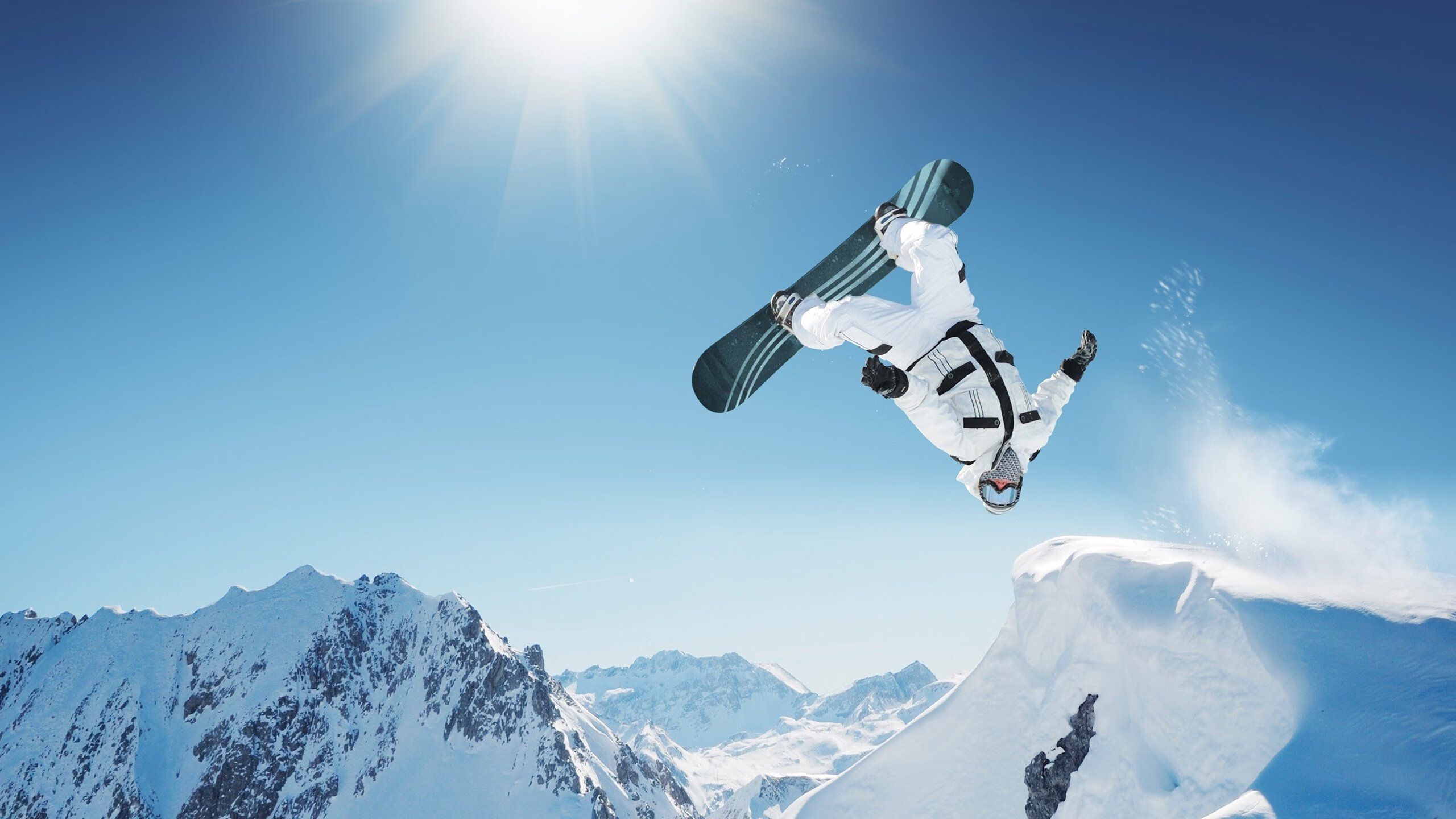 “简阳文体中心:飞扬的羽毛球赛场点燃全场热情”